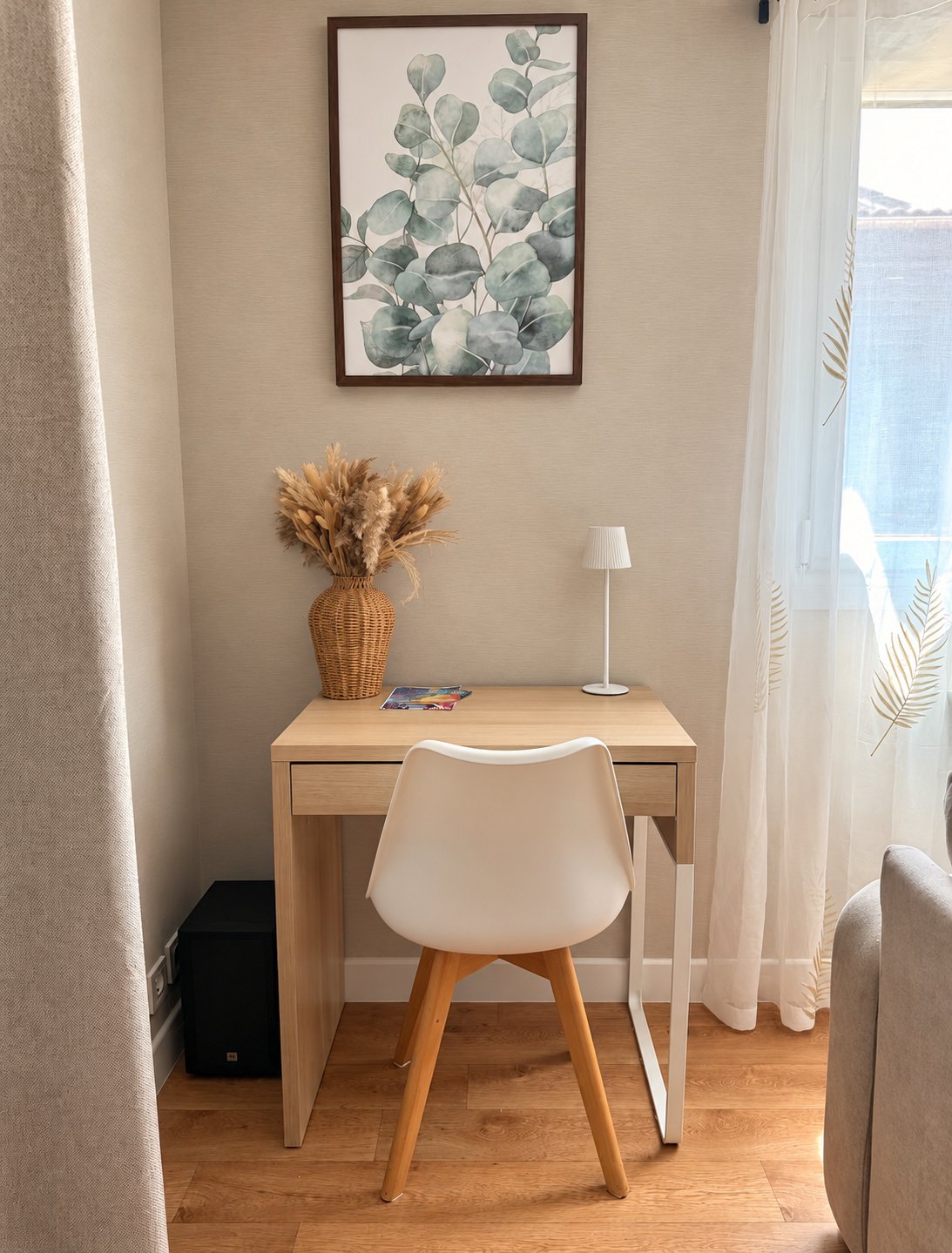 Un bureau en bois près de la fenêtre