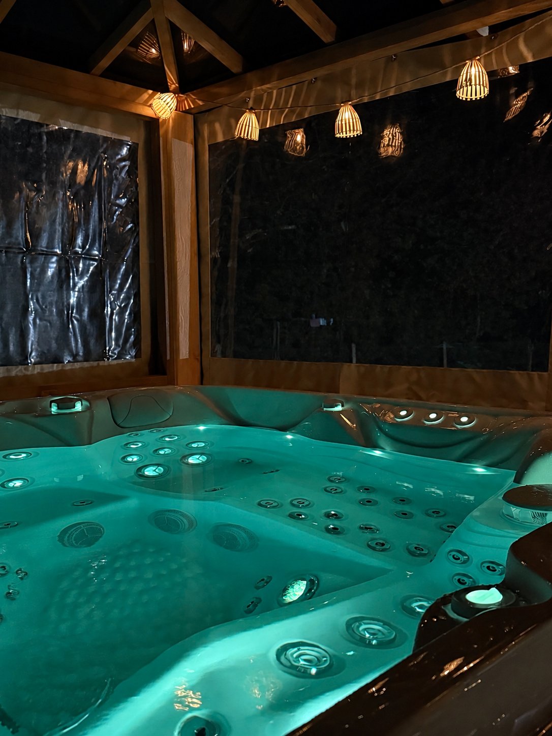 Le jacuzzi de nuit sous les lanternes