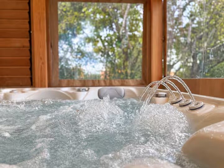 Vue rapprochée des bulles du jacuzzi avec les arbres en arrière-plan